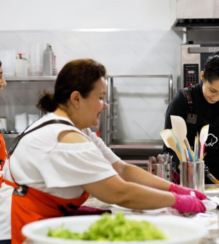 This startup is empowering women by connecting home chefs with hungry office workers :این راه اندازی به زنان قدرت می دهد با اتصال آشپزهای خانگی به کارگران مشتاق دفتر